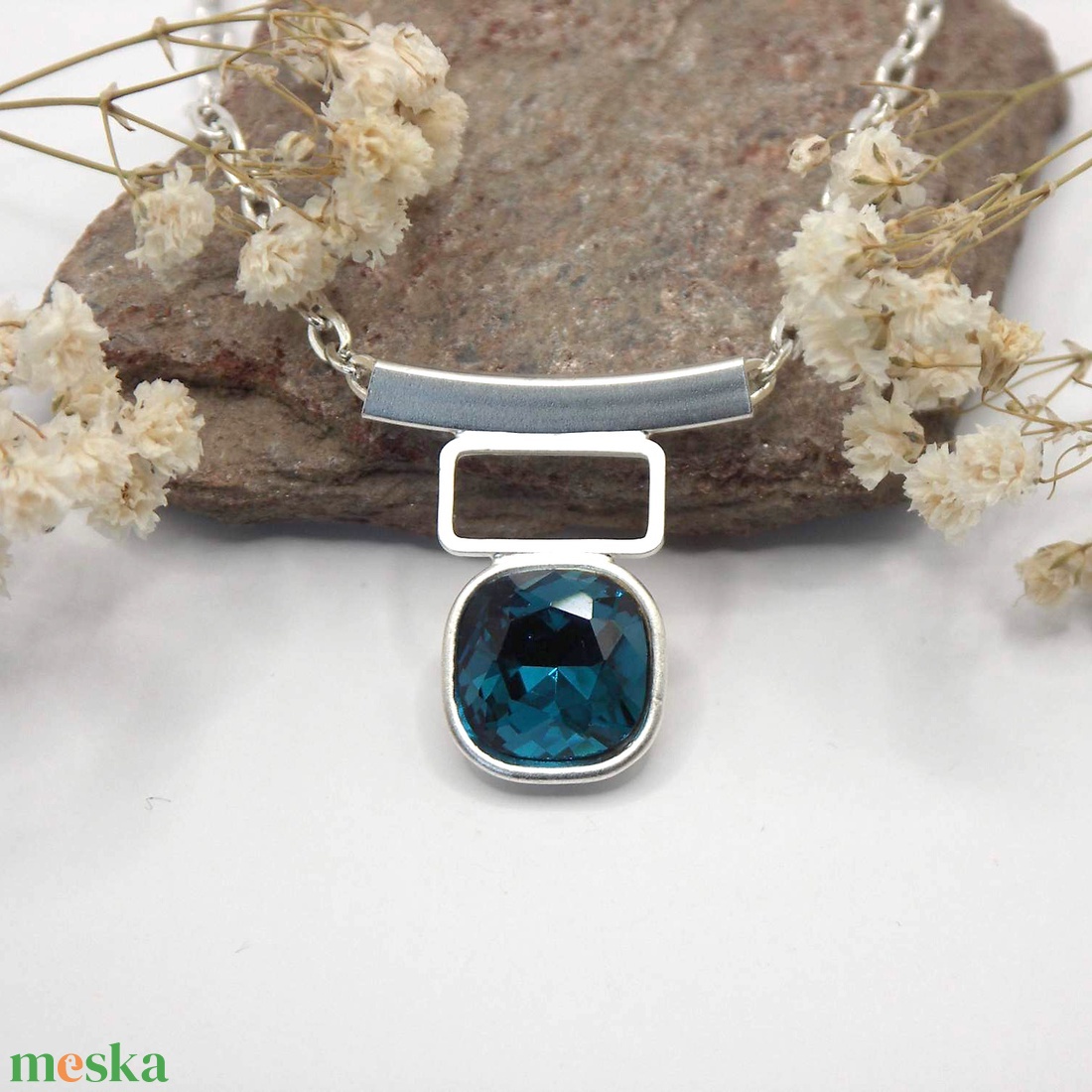 Swarovski kristályos nyaklánc, egyedi készítésú, különleges négyszög formájú medállal, választható színű kristállyal - ékszer - nyaklánc - medálos nyaklánc - Meska.hu