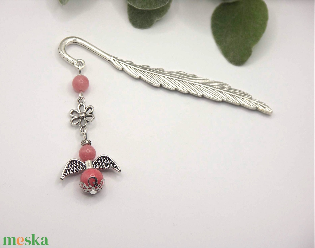 AJÁNDÉK dobozka! Ezüst színű, toll formájú angyalkás könyvjelző rózsaszín kalcedon ásványgyöngyökkel - könyv & zene - könyvjelző - Meska.hu