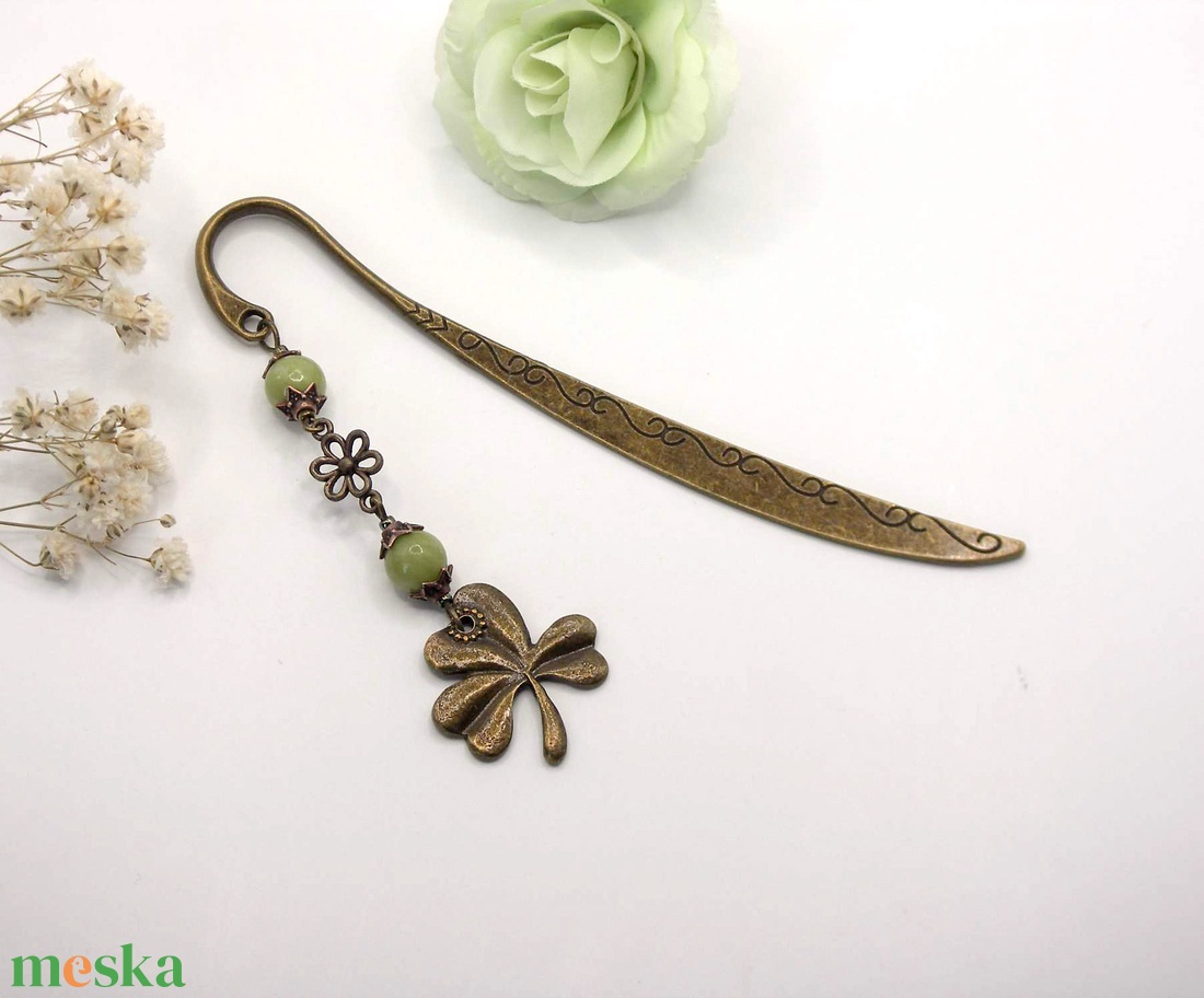 AJÁNDÉK dobozka! Antik bronz, íves formájú könyvjelző kínai jáde ásványgyöngyökkel, lóhere alakú függővel � Szerencse - könyv & zene - könyvjelző - Meska.hu