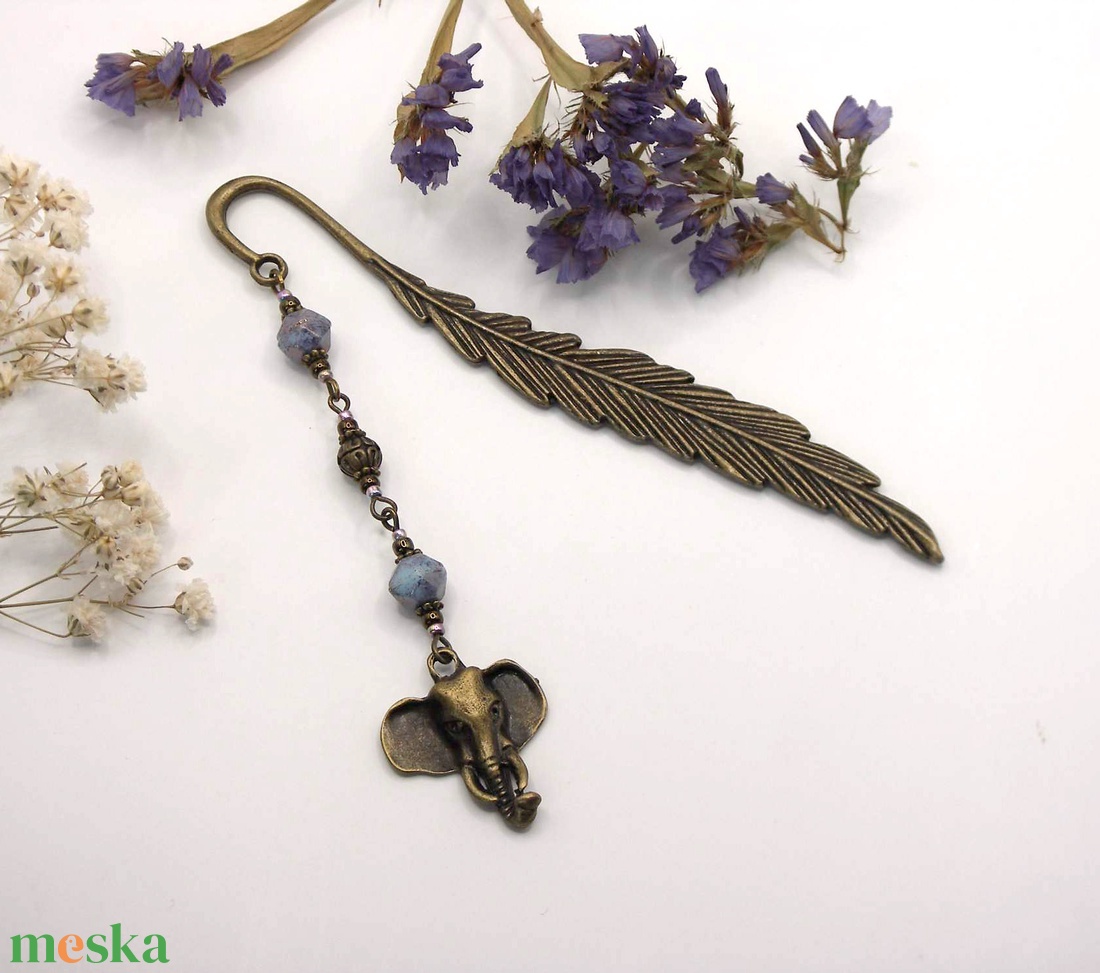 AJÁNDÉK dobozka! Antik bronz, toll alakú könyvjelző liláskék cseh üveggyöngyökkel, elefántfej függővel � Horton - könyv & zene - könyvjelző - Meska.hu