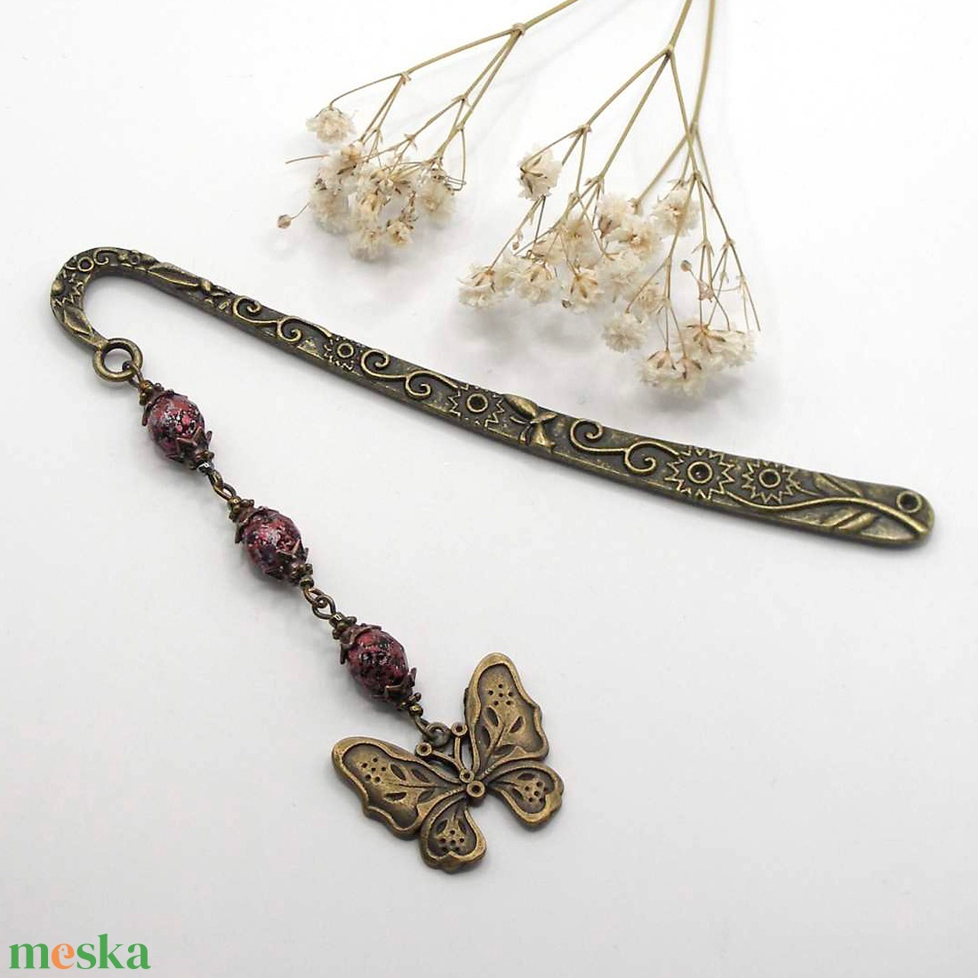 AJÁNDÉK dobozka! Antik bronz, viragos-leveles könyvjelző foltos-vörös cseh üveggyöngyökkel, lepke függővel � Insectum - könyv & zene - könyvjelző - Meska.hu