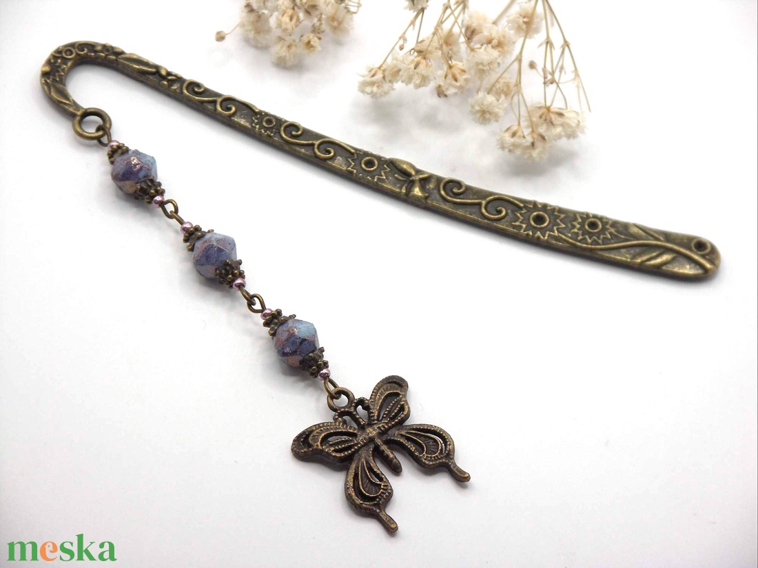 AJÁNDÉK dobozka! Antik bronz, viragos-leveles könyvjelző foltos-liláskék üveggyöngyökkel, lepke függővel � Pille - könyv & zene - könyvjelző - Meska.hu