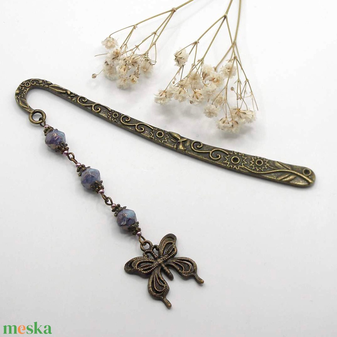 AJÁNDÉK dobozka! Antik bronz, viragos-leveles könyvjelző foltos-liláskék üveggyöngyökkel, lepke függővel � Pille - könyv & zene - könyvjelző - Meska.hu