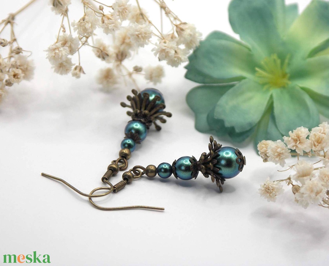 Fülbevaló pávatoll zöld színű, Preciosa, cseh üveggyöngyből, különleges gyöngykupakokkal kiegészítve - ékszer - fülbevaló - lógó fülbevaló - Meska.hu