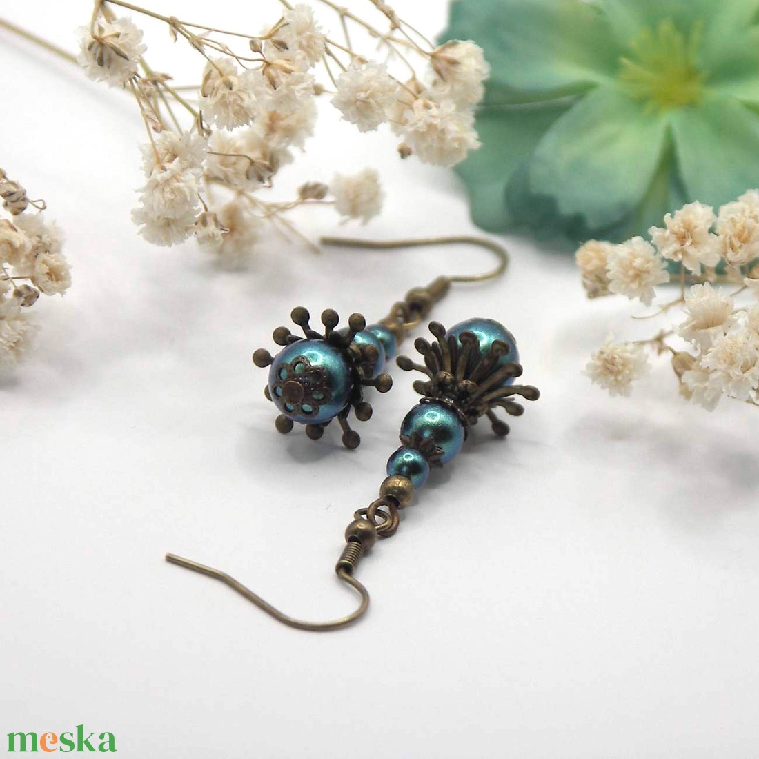 Fülbevaló pávatoll zöld színű, Preciosa, cseh üveggyöngyből, különleges gyöngykupakokkal kiegészítve - ékszer - fülbevaló - lógó fülbevaló - Meska.hu