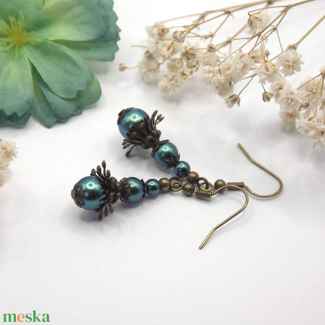 Fülbevaló pávatoll zöld színű, Preciosa, cseh üveggyöngyből, különleges gyöngykupakokkal kiegészítve - ékszer - fülbevaló - lógó fülbevaló - Meska.hu