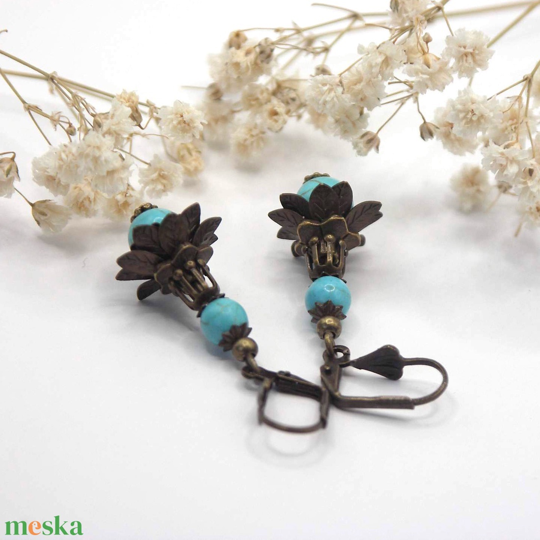 Fülbevaló türkiz színű, howlit ásványgyöngyből, különleges gyöngykupakokkal kiegészítve - ékszer - fülbevaló - lógó fülbevaló - Meska.hu