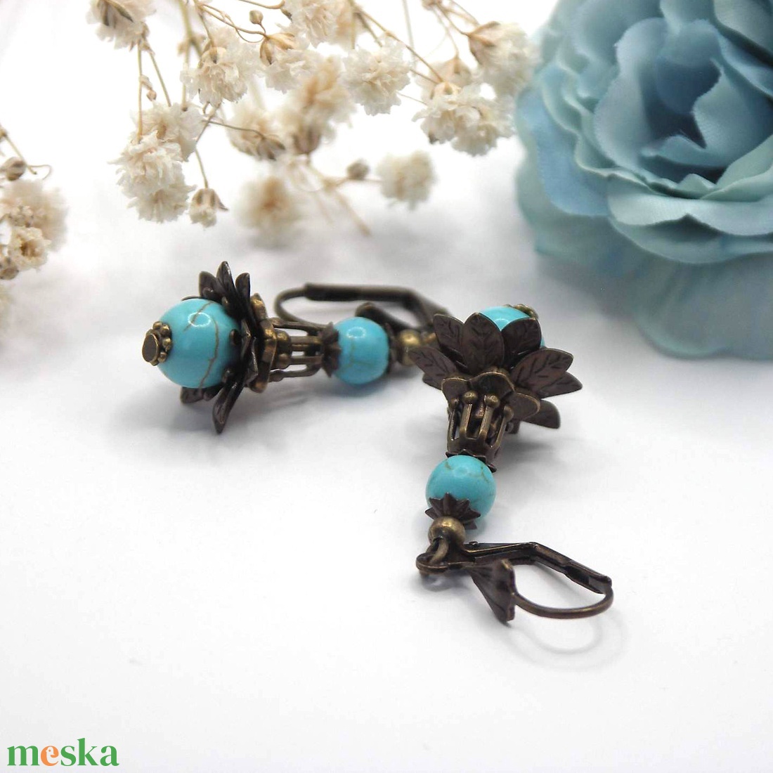 Fülbevaló türkiz színű, howlit ásványgyöngyből, különleges gyöngykupakokkal kiegészítve - ékszer - fülbevaló - lógó fülbevaló - Meska.hu