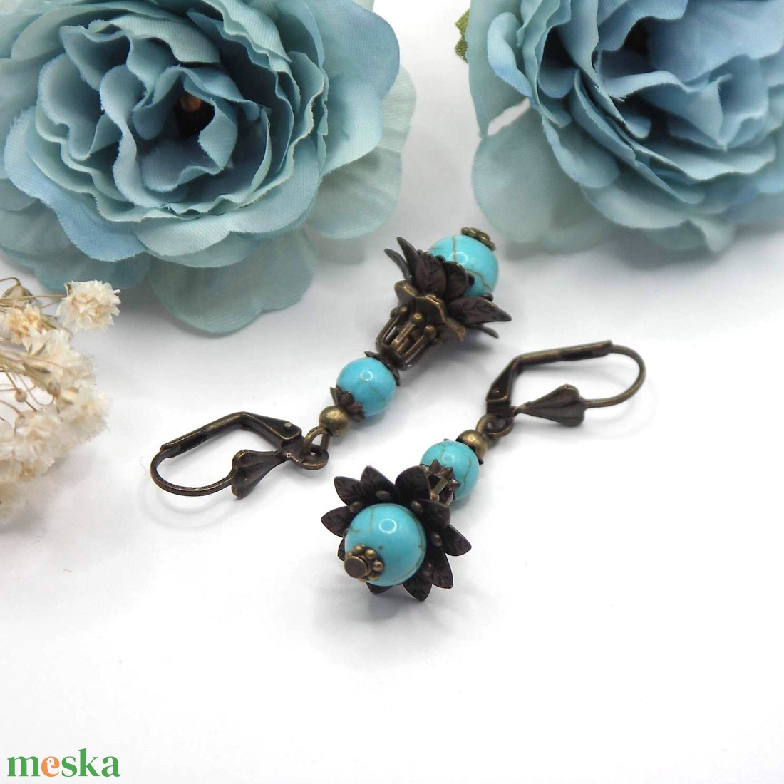 Fülbevaló türkiz színű, howlit ásványgyöngyből, különleges gyöngykupakokkal kiegészítve - ékszer - fülbevaló - lógó fülbevaló - Meska.hu