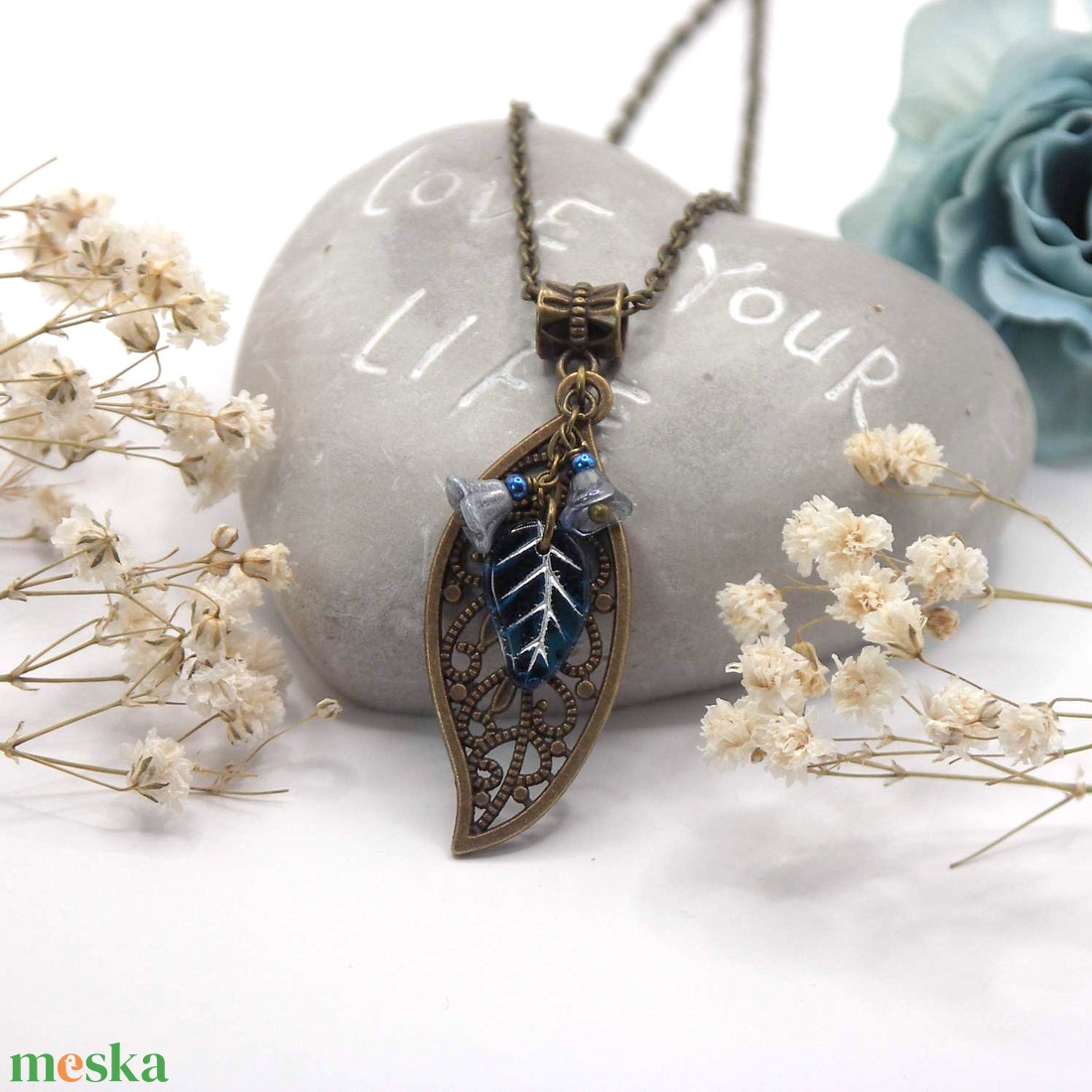 Bronz színű nyaklánc áttört mintájú levél függővel, kék árnyalatú virág és levél alakú üveggyöngyökkel � Encián - ékszer - nyaklánc - medálos nyaklánc - Meska.hu