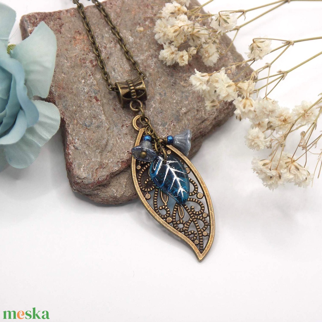 Bronz színű nyaklánc áttört mintájú levél függővel, kék árnyalatú virág és levél alakú üveggyöngyökkel � Encián - ékszer - nyaklánc - medálos nyaklánc - Meska.hu