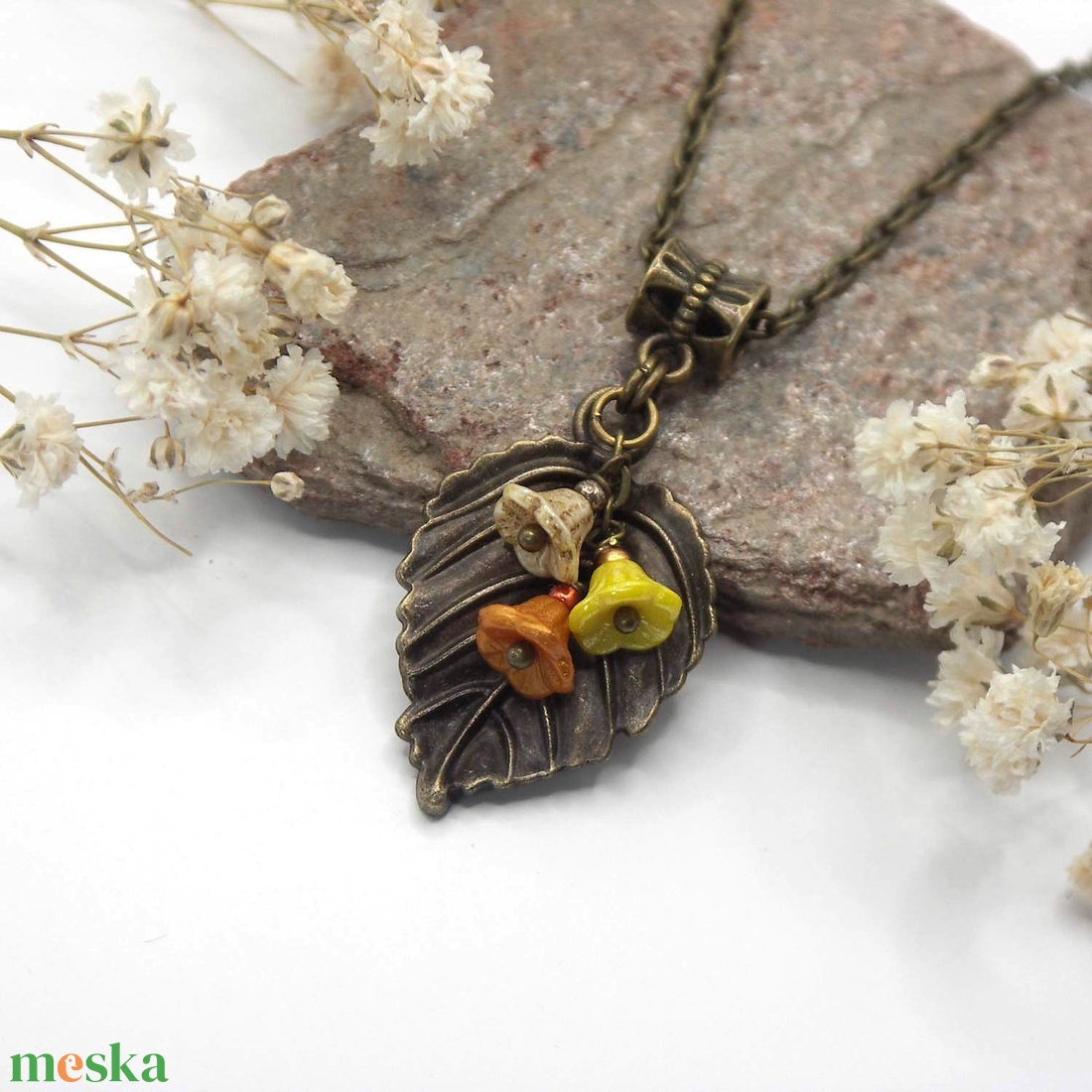 Antik bronz színű nyaklánc levél függővel, homok, citrom és narancs színű, virág alakú üveggyöngyökkel � Mézi - ékszer - nyaklánc - medálos nyaklánc - Meska.hu
