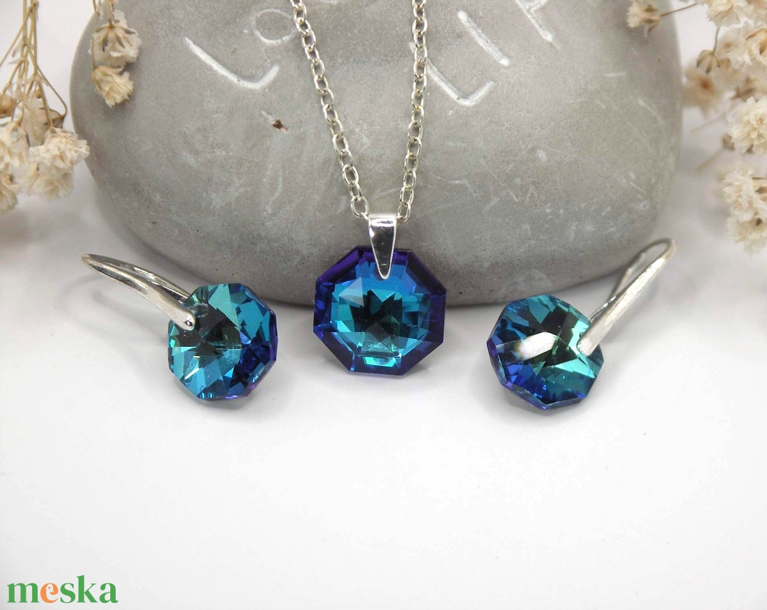 Csillogó, türkizes-éjkék színű, nyolcszög alakú Swarovski kristállyal készült nyaklánc és fülbevaló szett � Oktogon - ékszer - ékszerszett - Meska.hu