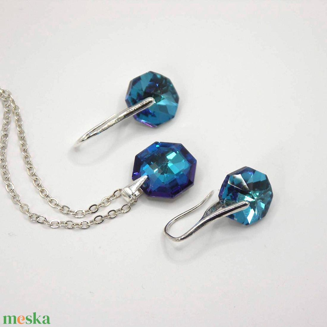 Csillogó, türkizes-éjkék színű, nyolcszög alakú Swarovski kristállyal készült nyaklánc és fülbevaló szett � Oktogon - ékszer - ékszerszett - Meska.hu
