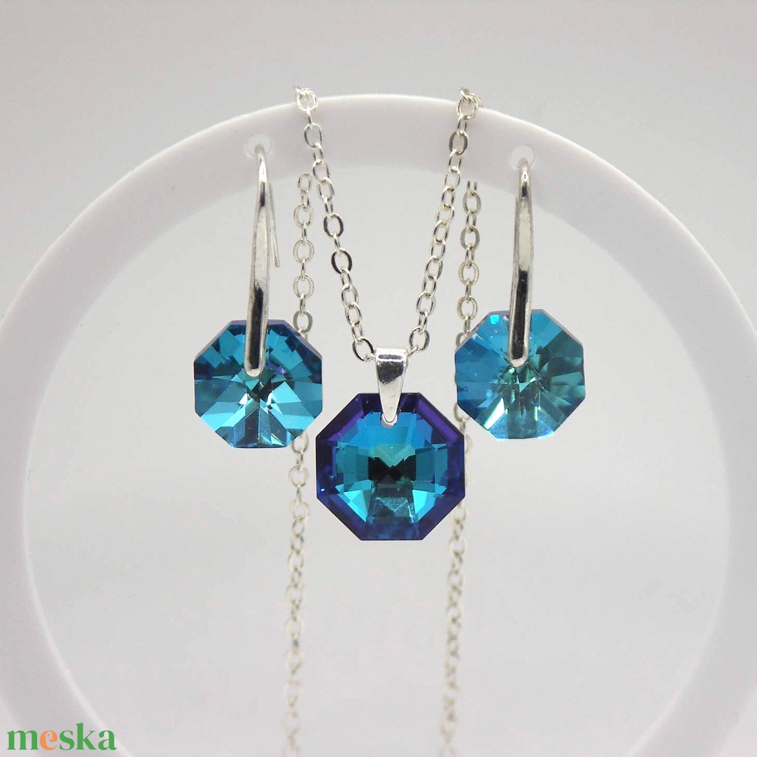 Csillogó, türkizes-éjkék színű, nyolcszög alakú Swarovski kristállyal készült nyaklánc és fülbevaló szett � Oktogon - ékszer - ékszerszett - Meska.hu