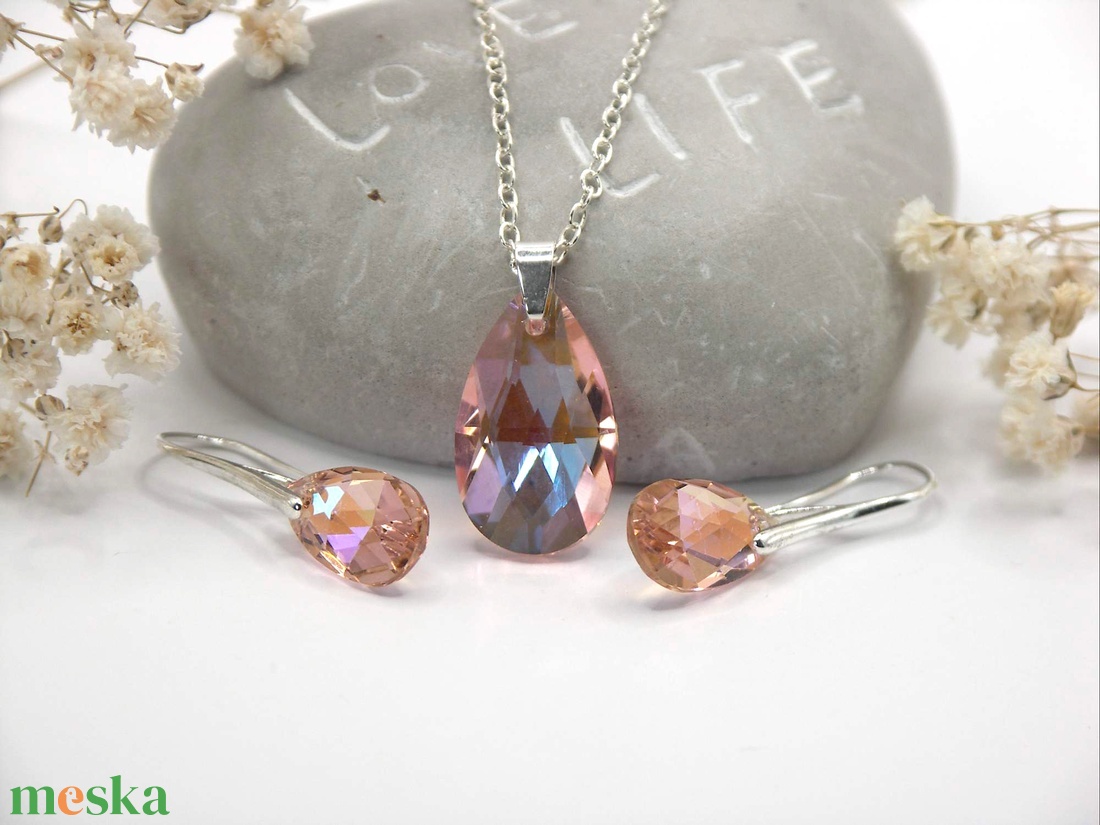 Őszibarack-rózsaszín, csepp alakú Swarovski kristállyal készült nyaklánc és fülbevaló szett � Fortuna - ékszer - ékszerszett - Meska.hu