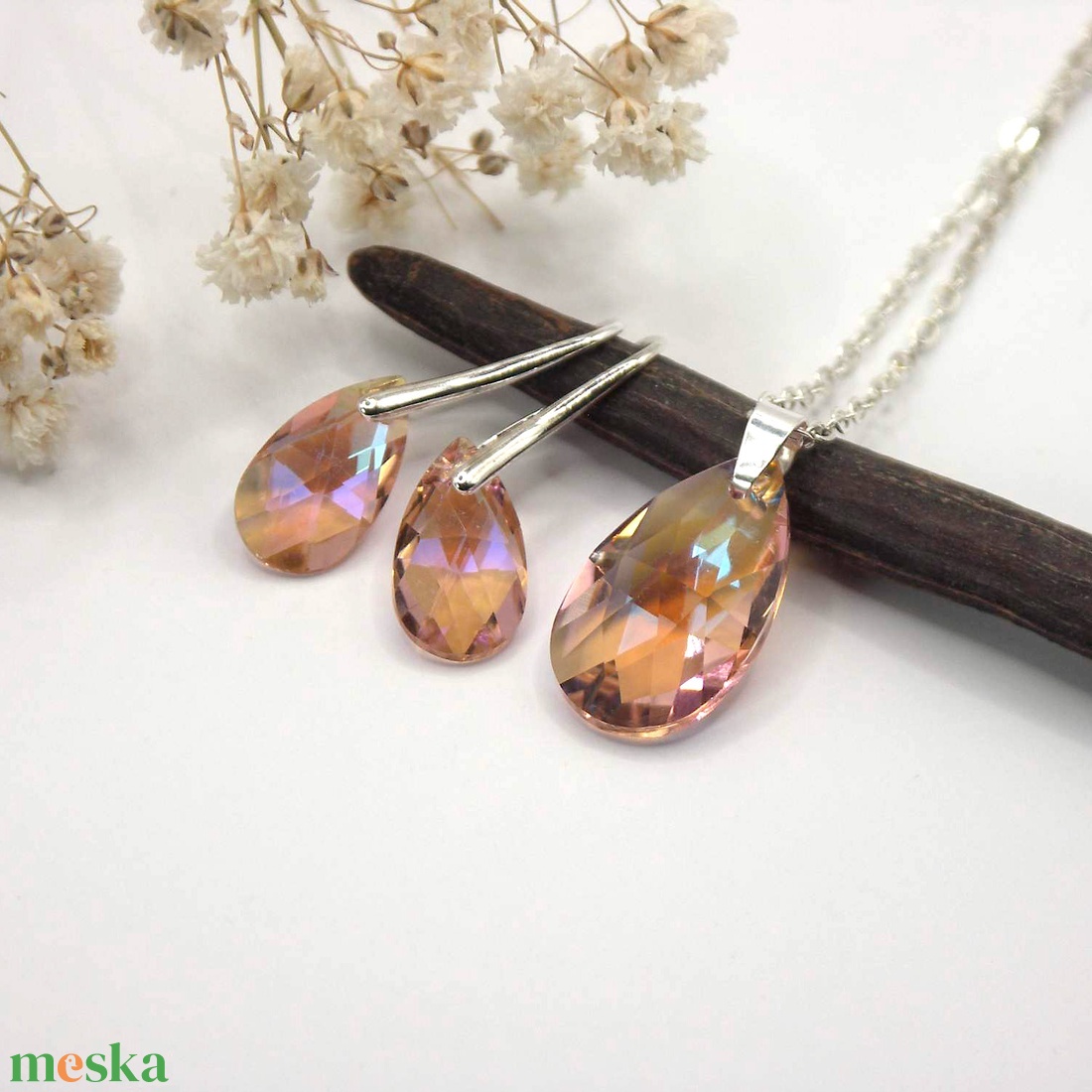 Őszibarack-rózsaszín, csepp alakú Swarovski kristállyal készült nyaklánc és fülbevaló szett � Fortuna - ékszer - ékszerszett - Meska.hu