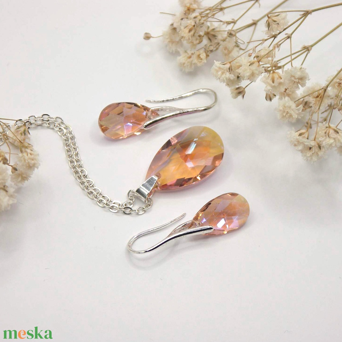 Őszibarack-rózsaszín, csepp alakú Swarovski kristállyal készült nyaklánc és fülbevaló szett � Fortuna - ékszer - ékszerszett - Meska.hu
