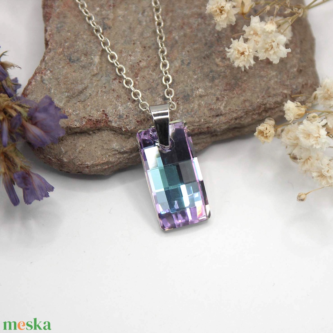 Téglalap formájú türkizesen csillanó, halvány lilás-rózsaszín Aurora kristály ezüst láncon - Üvegmetszés - ékszer - nyaklánc - medálos nyaklánc - Meska.hu