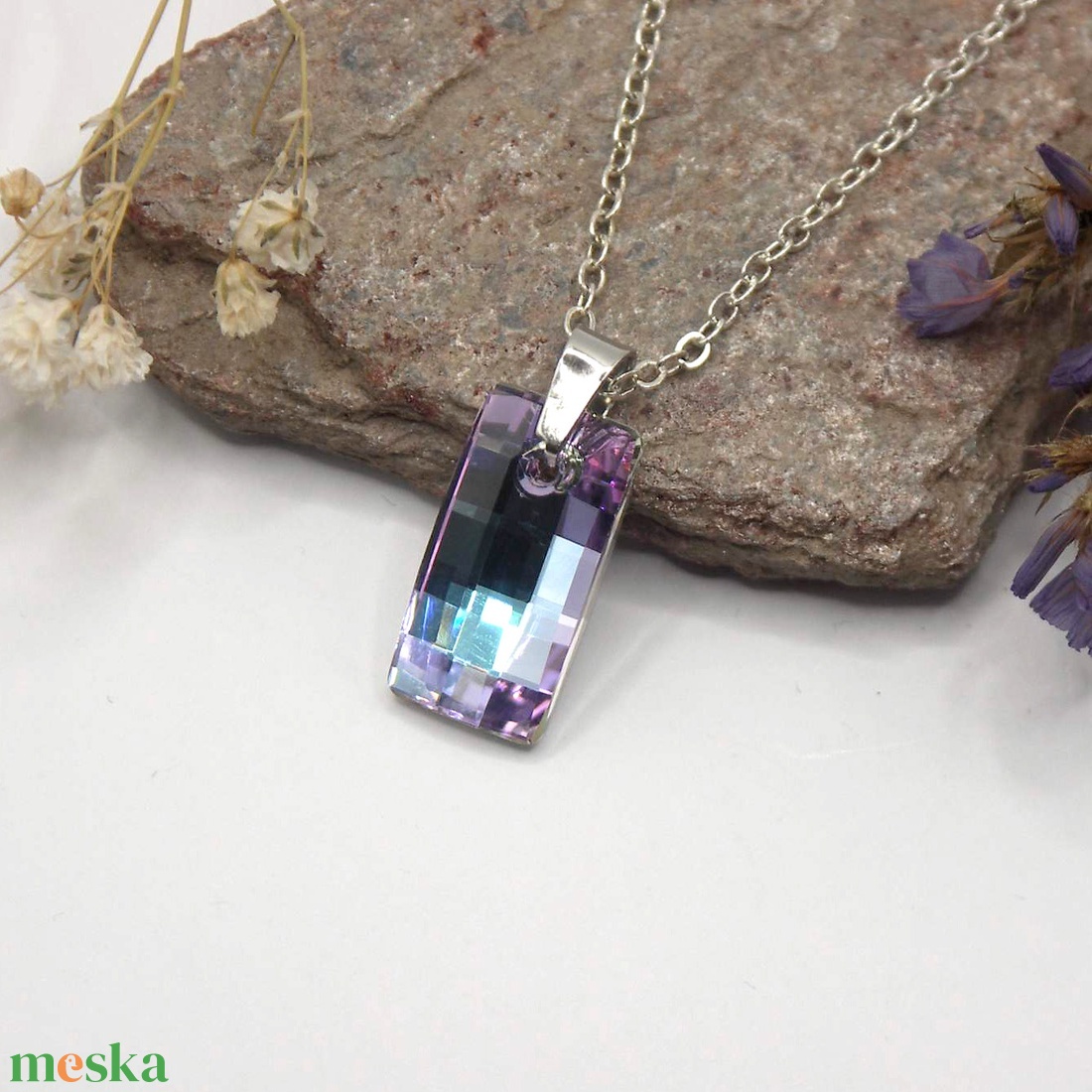 Téglalap formájú türkizesen csillanó, halvány lilás-rózsaszín Aurora kristály ezüst láncon - Üvegmetszés - ékszer - nyaklánc - medálos nyaklánc - Meska.hu