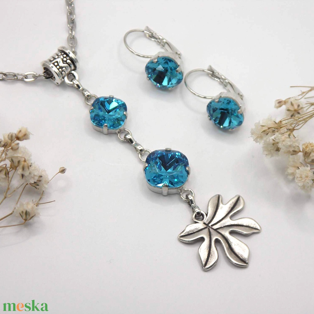 Lekerekített négyszög formájú, tengerkék színű Swarovski kristállyal készült nyaklánc és fülbevaló szett � Fénylevél - ékszer - ékszerszett - Meska.hu