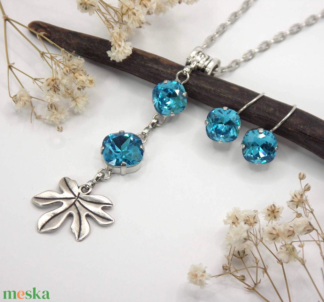 Lekerekített négyszög formájú, tengerkék színű Swarovski kristállyal készült nyaklánc és fülbevaló szett � Fénylevél - ékszer - ékszerszett - Meska.hu