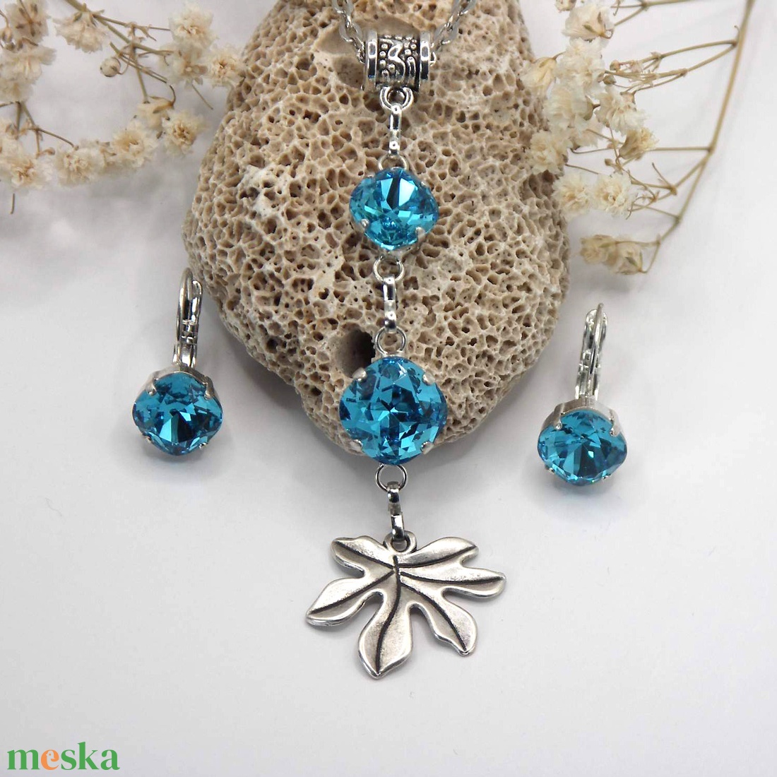 Lekerekített négyszög formájú, tengerkék színű Swarovski kristállyal készült nyaklánc és fülbevaló szett � Fénylevél - ékszer - ékszerszett - Meska.hu