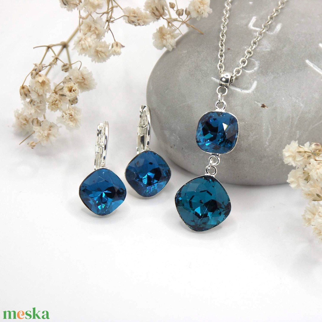 Nyaklánc és fülbevaló szett sötétkék színű Swarovski kristályok felhasználásával, lekerekített négyszög foglalatokban - ékszer - ékszerszett - Meska.hu