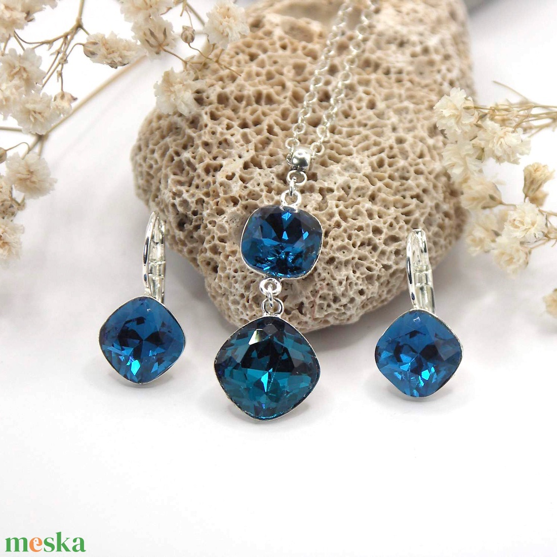 Nyaklánc és fülbevaló szett sötétkék színű Swarovski kristályok felhasználásával, lekerekített négyszög foglalatokban - ékszer - ékszerszett - Meska.hu