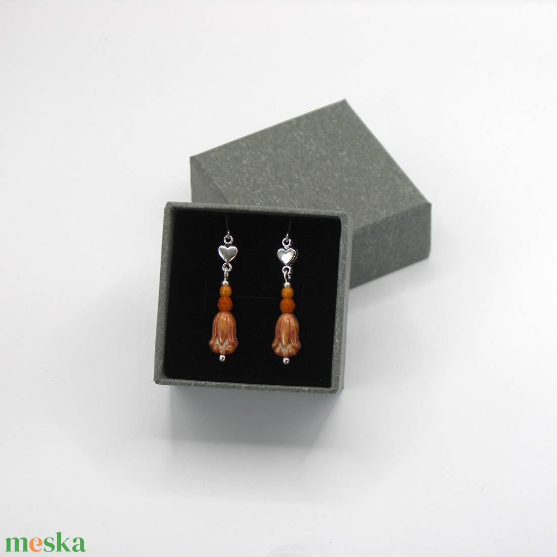 Tulipános fülbevaló piros alapon arany intarziás üveggyöngyökből, csepp formába zárva � Celica - ékszer - fülbevaló - lógó fülbevaló - Meska.hu