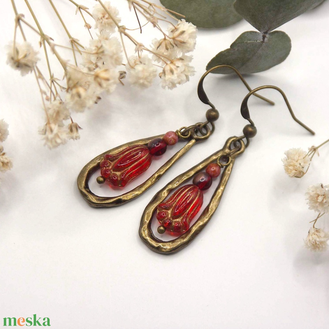 Tulipános fülbevaló piros alapon arany intarziás üveggyöngyökből, csepp formába zárva � Celica - ékszer - fülbevaló - lógó fülbevaló - Meska.hu