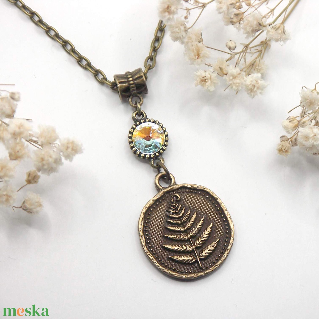 Antik bronz, páfrányleveles, kerek medál napfényes csillogású Swarovski kristállyal � Fern - ékszer - nyaklánc - medálos nyaklánc - Meska.hu