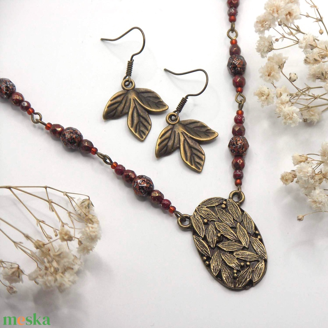 Antik bronz, sokleveles, ovális alakú medál és levél alakú fülbevaló szett barnásvörös cseh üveggyöngyökkel - Tiszafa - ékszer - ékszerszett - Meska.hu