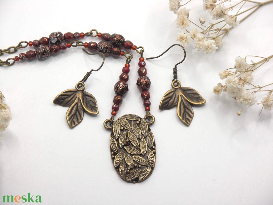 Antik bronz, sokleveles, ovális alakú medál és levél alakú fülbevaló szett barnásvörös cseh üveggyöngyökkel - Tiszafa - ékszer - ékszerszett - Meska.hu