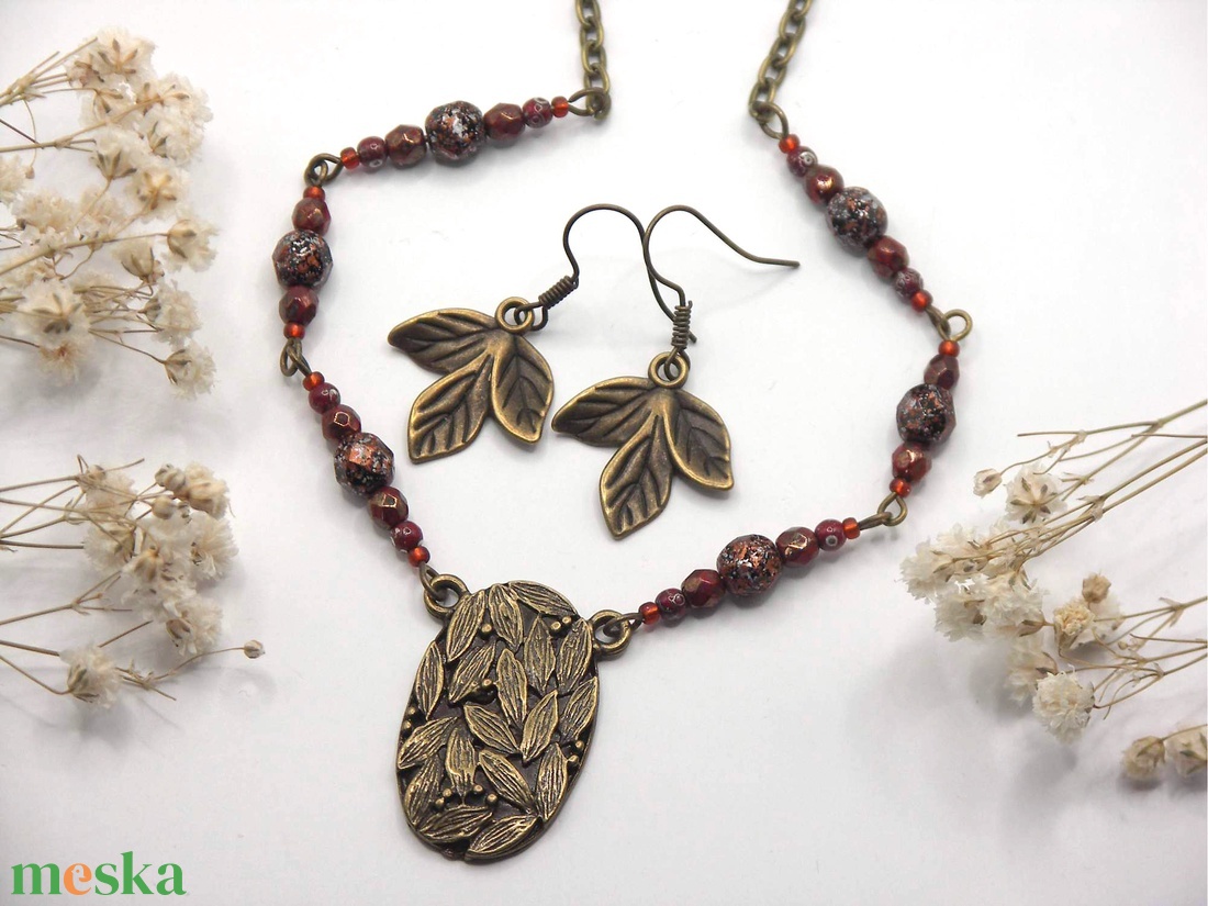 Antik bronz, sokleveles, ovális alakú medál és levél alakú fülbevaló szett barnásvörös cseh üveggyöngyökkel - Tiszafa - ékszer - ékszerszett - Meska.hu