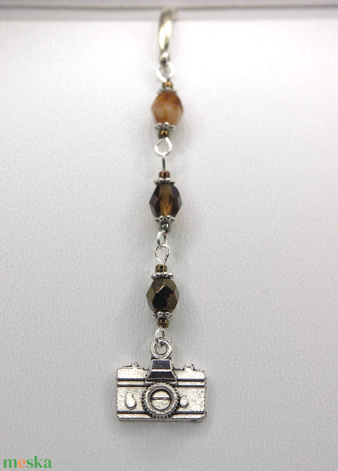 Ezüst színű, toll formájú könyvjelző barnás üveggyöngyökkel, fényképezőgép függővel � Objektív - könyv & zene - könyvjelző - Meska.hu