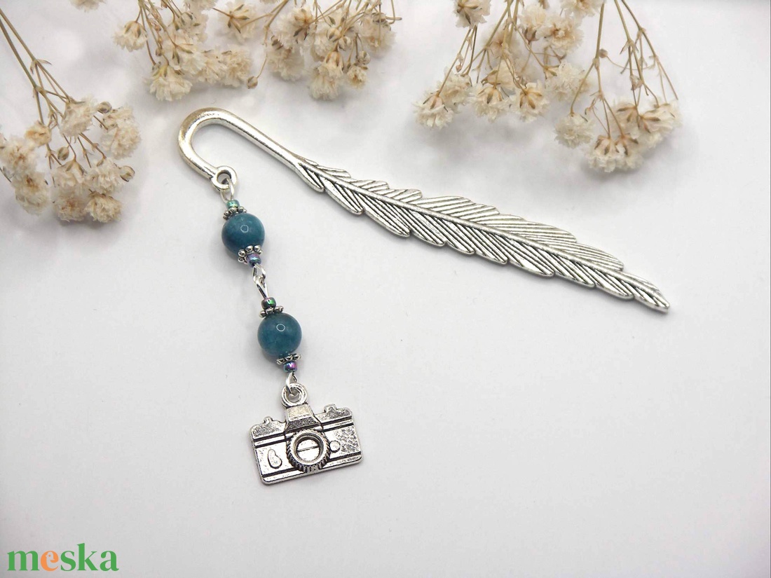 Ezüst színű, toll formájú könyvjelző sötétkék apatit ásványgyöngyökkel, fényképezőgép függővel � Insta - könyv & zene - könyvjelző - Meska.hu