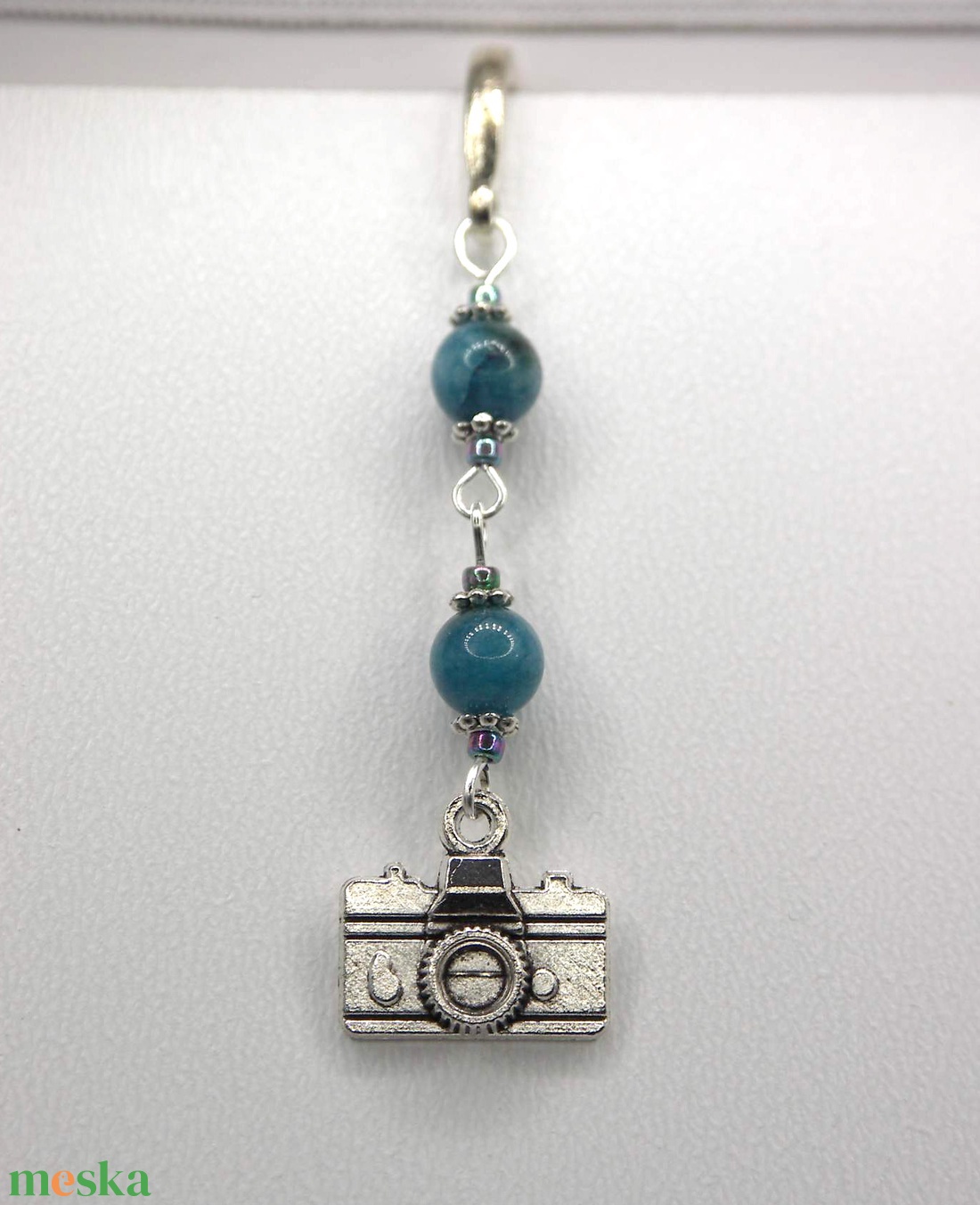 Ezüst színű, toll formájú könyvjelző sötétkék apatit ásványgyöngyökkel, fényképezőgép függővel � Insta - könyv & zene - könyvjelző - Meska.hu