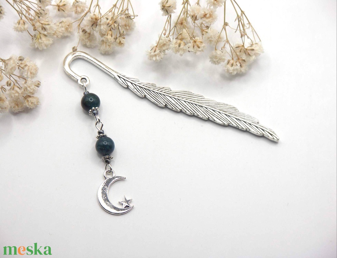Ezüst színű, toll formájú könyvjelző sötétkék apatit ásványgyöngyökkel, Hold függővel � Lunar - könyv & zene - könyvjelző - Meska.hu