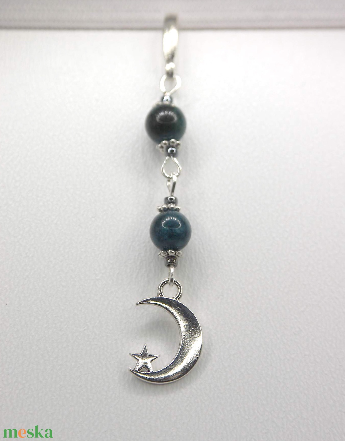 Ezüst színű, toll formájú könyvjelző sötétkék apatit ásványgyöngyökkel, Hold függővel � Lunar - könyv & zene - könyvjelző - Meska.hu