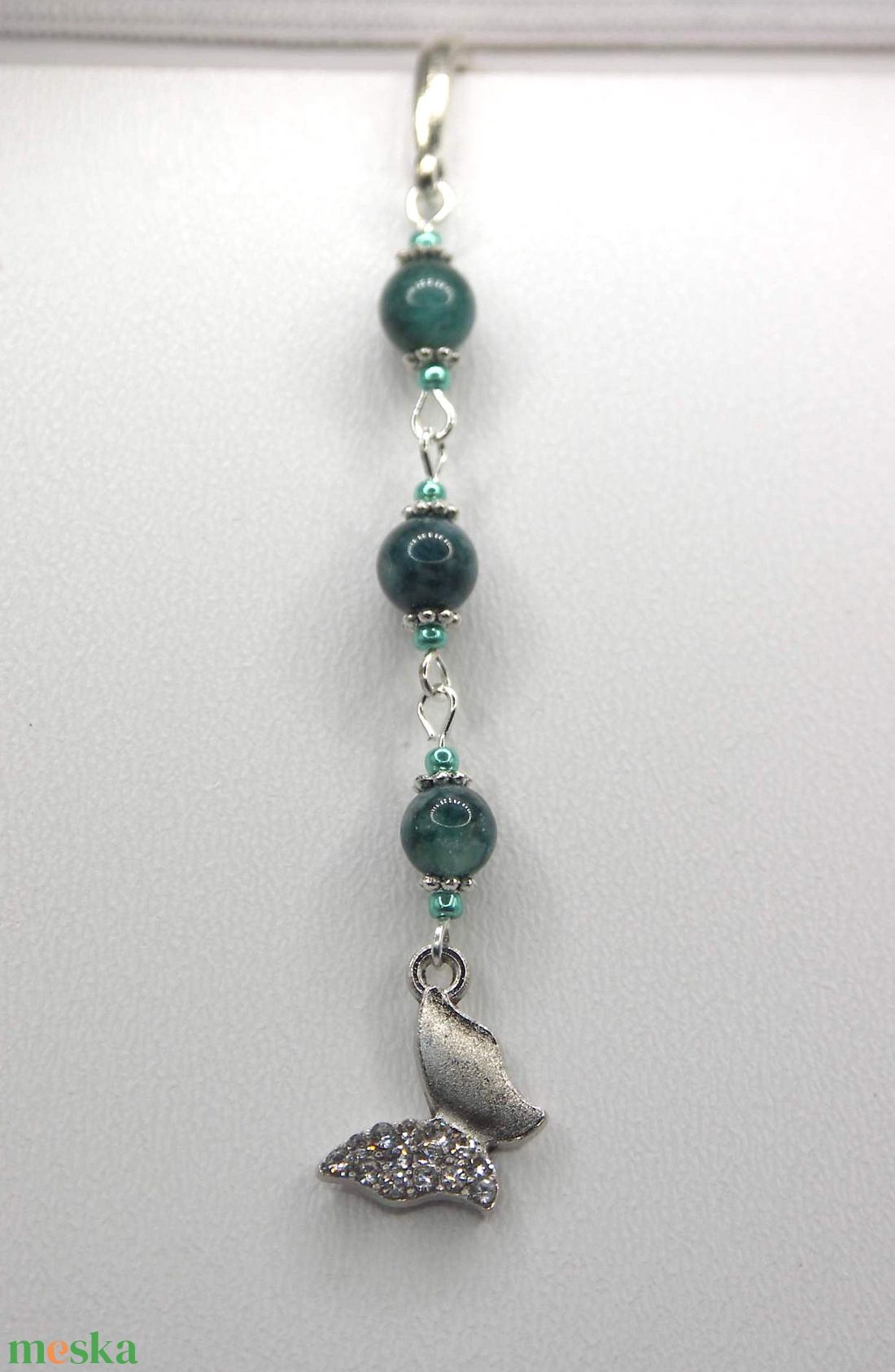 Ezüst színű, toll formájú könyvjelző sötétkék apatit ásványgyöngyökkel, cirkóniás lepke függővel � Aura - könyv & zene - könyvjelző - Meska.hu