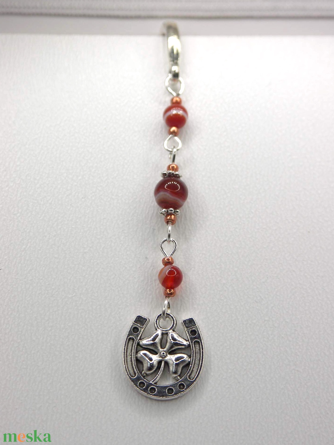 Ezüst színű, toll formájú könyvjelző narancs karneol ásványgyöngyökkel, lóherés patkó függővel � Sok szerencsét! - könyv & zene - könyvjelző - Meska.hu