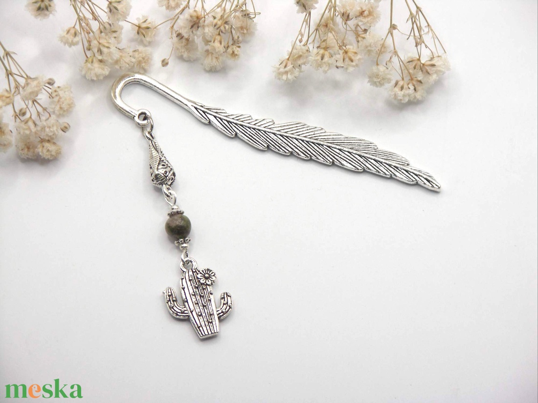 AJÁNDÉK dobozka! Ezüst színű, toll formájú könyvjelző unakit ásványgyönggyel, kaktusz függővel � Csodatövis - könyv & zene - könyvjelző - Meska.hu