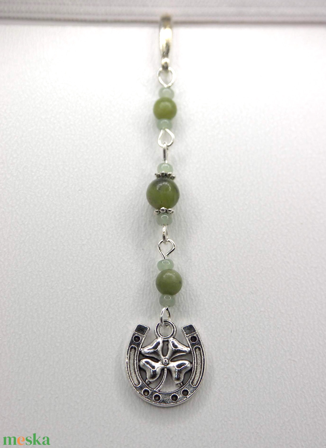 Ezüst színű, toll formájú könyvjelző zöld jáspis ásványgyöngyökkel, lóherés patkó függővel � Járj szerencsével! - könyv & zene - könyvjelző - Meska.hu