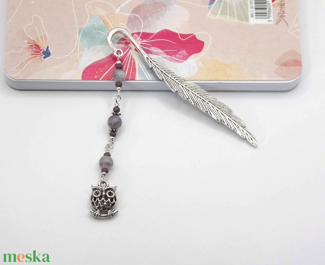 AJÁNDÉK csomagolás! Ezüst színű, toll alakú könyvjelző ametiszt ásványgyöngyökkel, bagoly alakú függővel - Tudás - könyv & zene - könyvjelző - Meska.hu