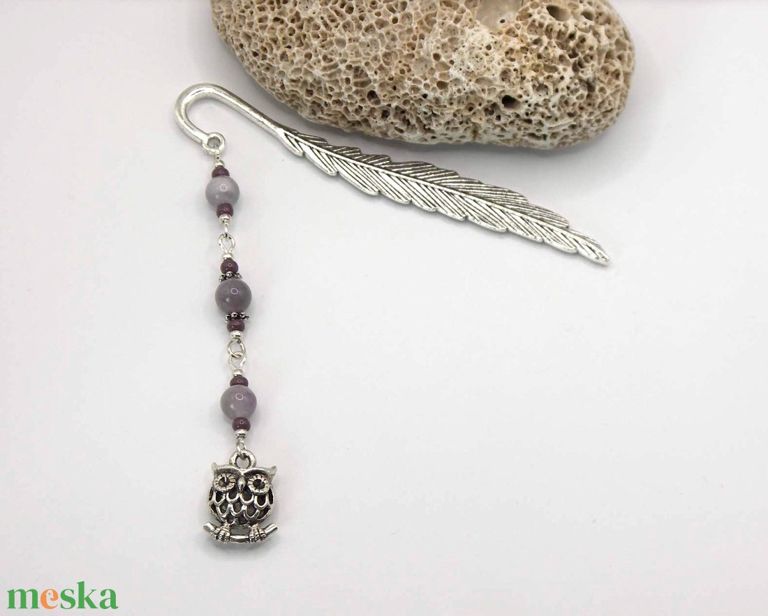 AJÁNDÉK csomagolás! Ezüst színű, toll alakú könyvjelző ametiszt ásványgyöngyökkel, bagoly alakú függővel - Tudás - könyv & zene - könyvjelző - Meska.hu