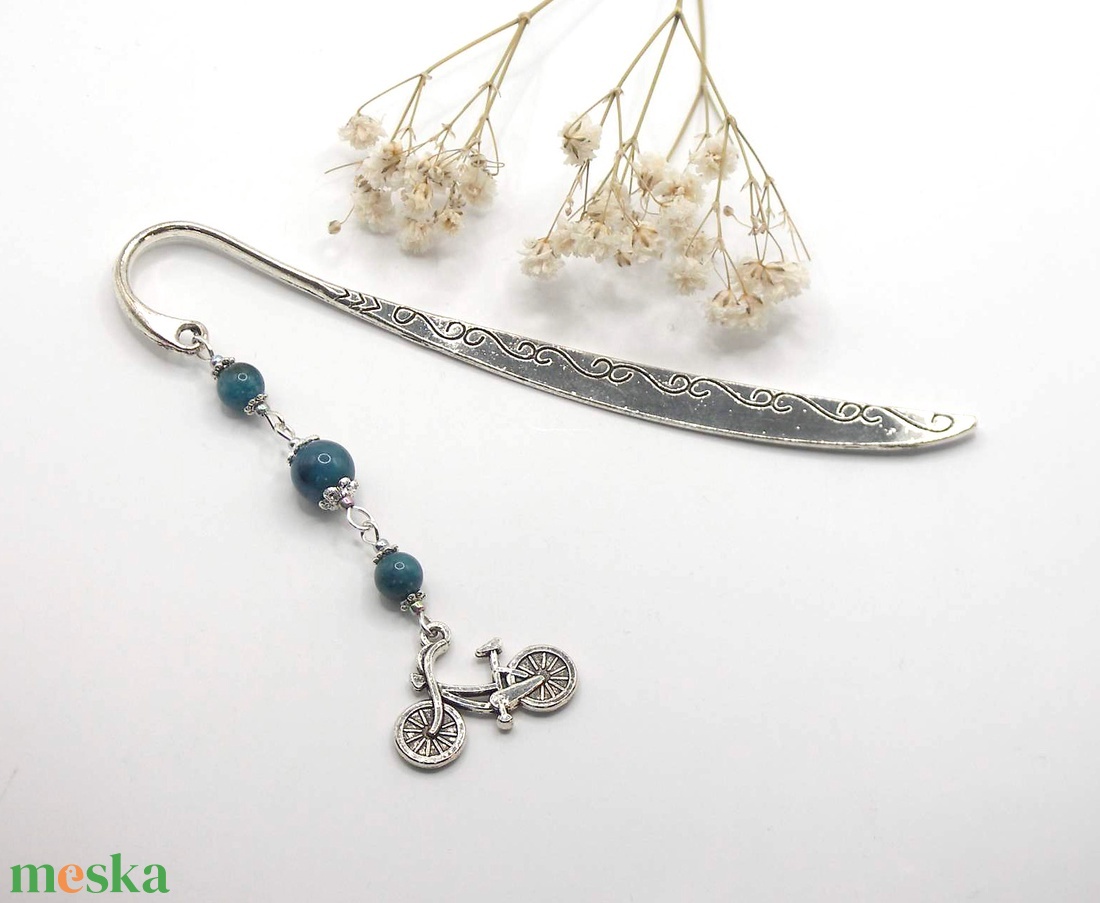 AJÁNDÉK csomagolás! Ezüst színű, íves könyvjelző sötétkék apatit ásványgyöngyökkel, kerékpár függővel � Kék bicikli - könyv & zene - könyvjelző - Meska.hu