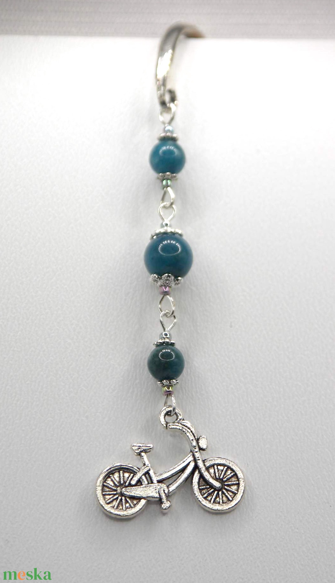 AJÁNDÉK csomagolás! Ezüst színű, íves könyvjelző sötétkék apatit ásványgyöngyökkel, kerékpár függővel � Kék bicikli - könyv & zene - könyvjelző - Meska.hu