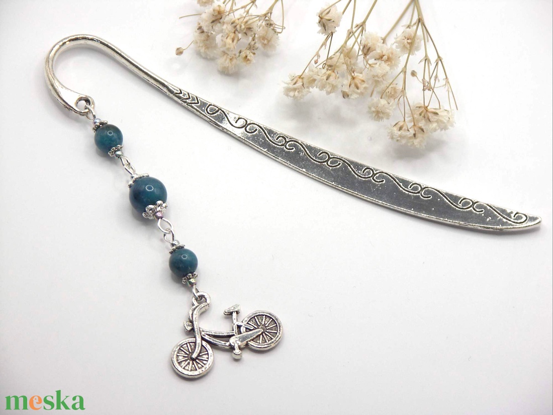 AJÁNDÉK csomagolás! Ezüst színű, íves könyvjelző sötétkék apatit ásványgyöngyökkel, kerékpár függővel � Kék bicikli - könyv & zene - könyvjelző - Meska.hu