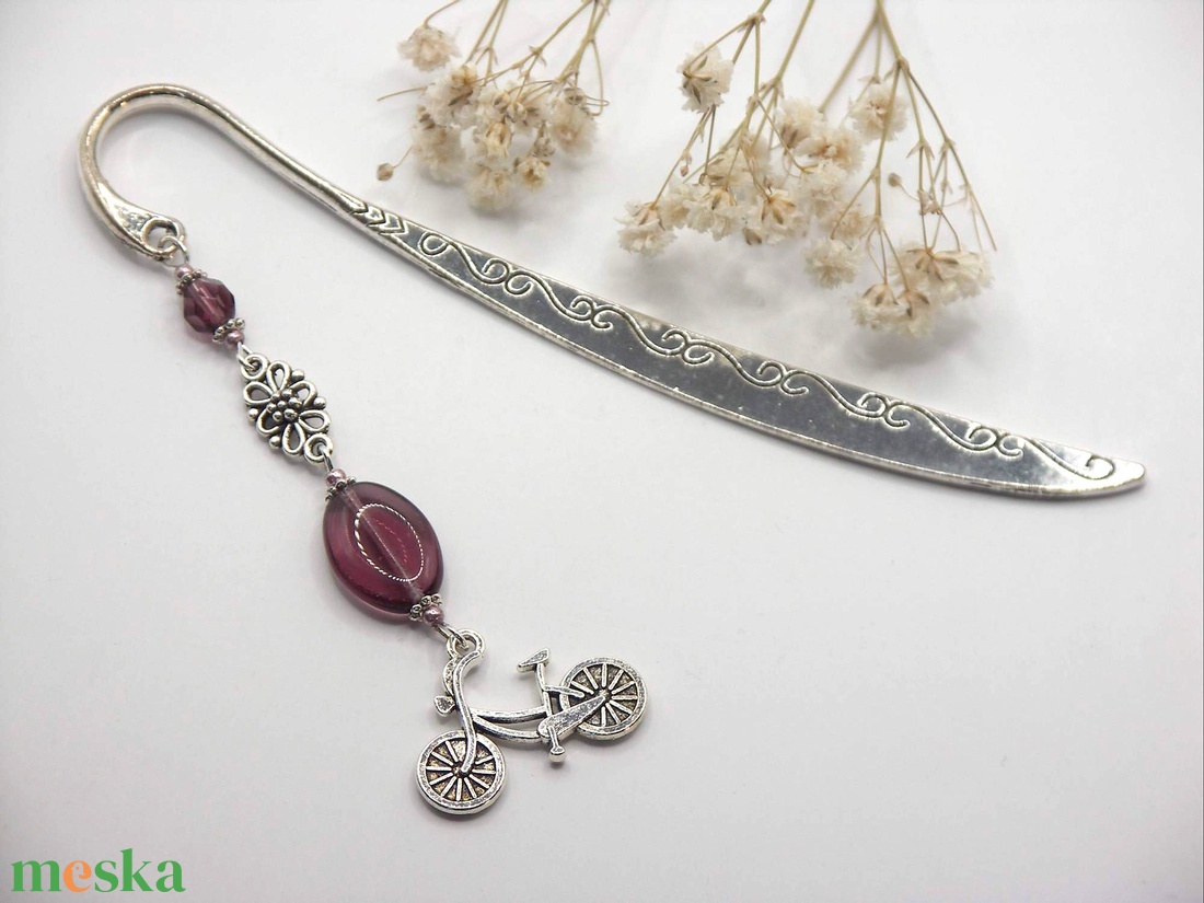 AJÁNDÉK csomagolás! Ezüst színű, íves formájú könyvjelző lila üveggyöngyökkel, kerékpár függővel � Lila bicikli - könyv & zene - könyvjelző - Meska.hu